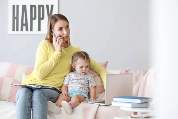 Working mother with her daughter at home — Stock Photo, Image