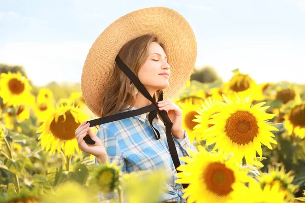 Piękna młoda kobieta w polu słonecznika w letni dzień — Zdjęcie stockowe