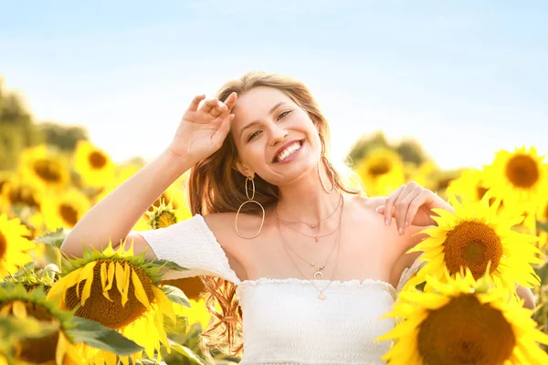 Yaz gününde ayçiçeği tarlasında güzel genç kadın — Stok fotoğraf