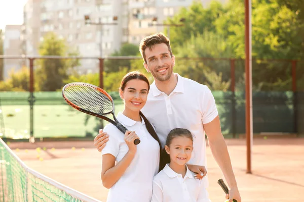 Happy Family op Tennisbaan — Stockfoto