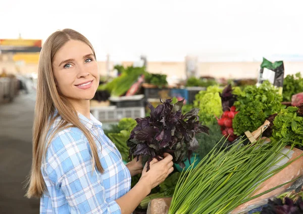 Kobieta wybiera świeże zioła na rynku — Zdjęcie stockowe