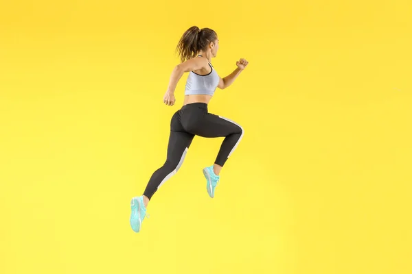 Correr mujer deportiva sobre fondo de color — Foto de Stock