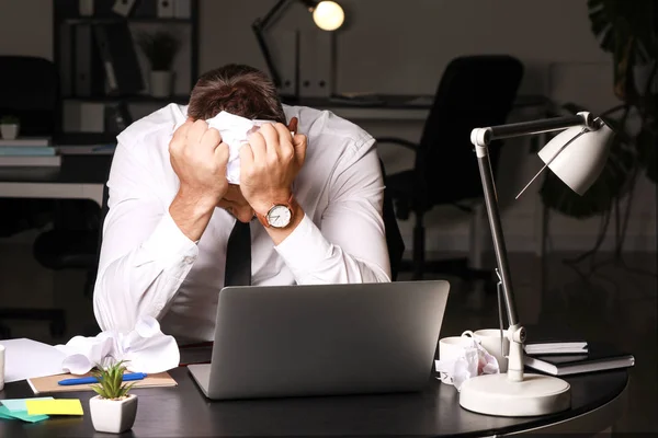 Homem estressado no local de trabalho tarde da noite — Fotografia de Stock