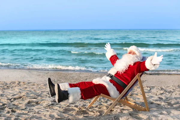 Щасливий Дід Мороз відпочиває на морському курорті — стокове фото