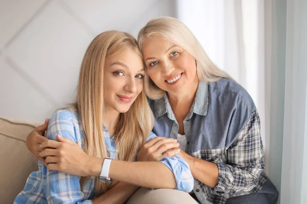 Portrait of beautiful mother and daughter at home — Stock Photo, Image