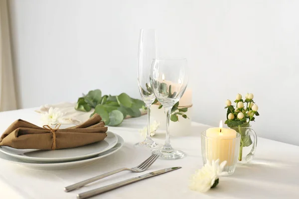 꽃 장식이 있는 아름다운 식탁 장식 — 스톡 사진