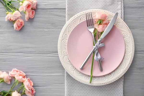 Vacker bords miljö med blommor på grå trä bakgrund — Stockfoto