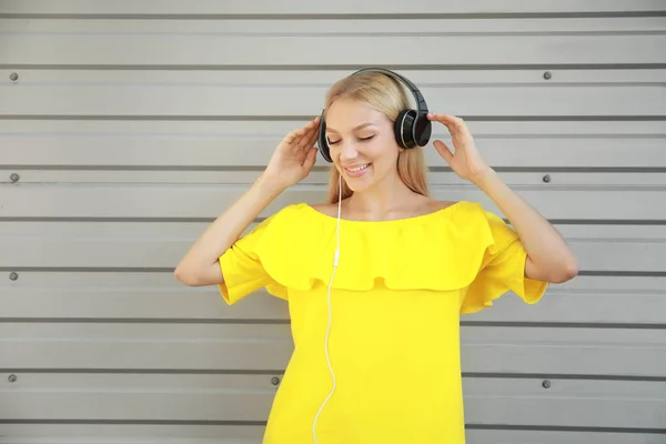 Vacker ung kvinna lyssna på musik utomhus — Stockfoto