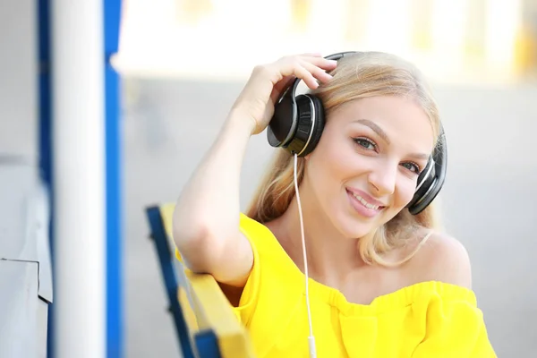 Hermosa joven escuchando música al aire libre — Foto de Stock