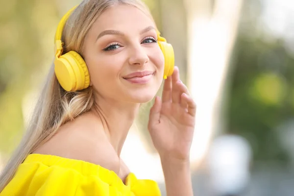 Krásná mladá žena poslouchá hudbu venku — Stock fotografie