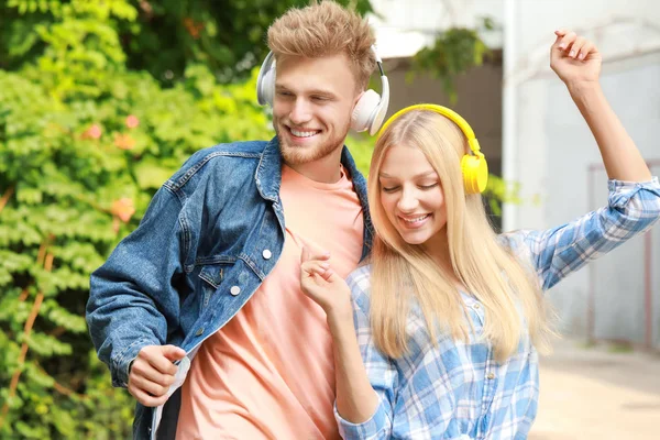 Mladý pár poslouchá hudbu venku — Stock fotografie