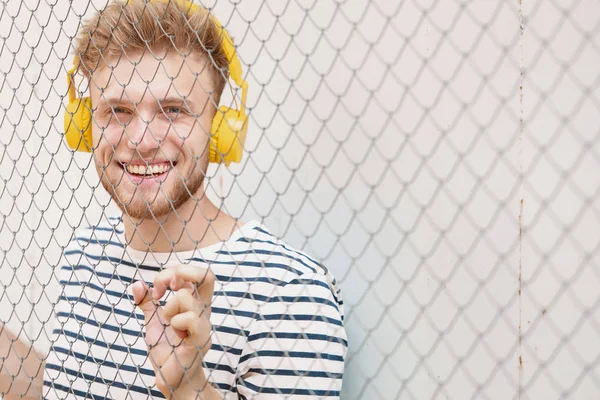 Beau jeune homme qui écoute de la musique en plein air — Photo