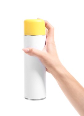Beyaz arka planda hava spreyi şişesi ile Kadın el