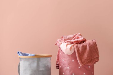 Renkli arka planda çamaşırlı sepetler