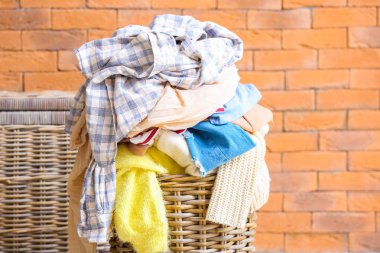 Tuğla duvara karşı çamaşır sepeti