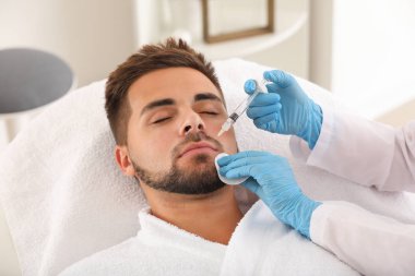 Güzellik salonunda dolgu enjeksiyonu alan yakışıklı adam