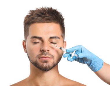 Beyaz arkaplanda doldurucu enjeksiyon alan yakışıklı adam