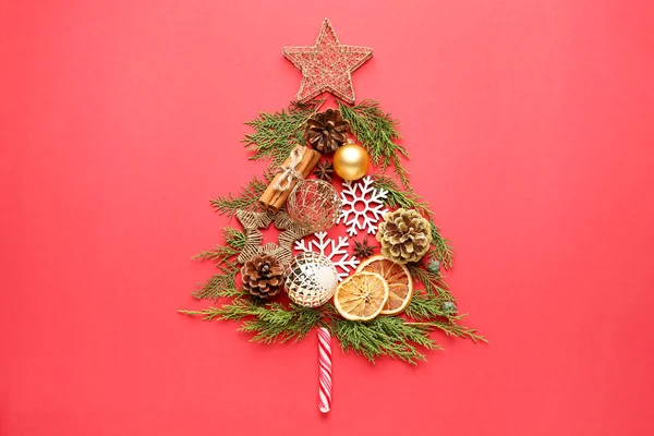 Albero di Natale fatto di rami e decorazioni su sfondo di colore — Foto Stock