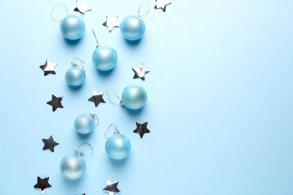 Mooie kerstballen en decor op kleur achtergrond — Stockfoto