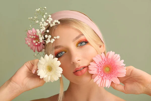 Beautiful young woman with flowers on color background — Stock Photo, Image