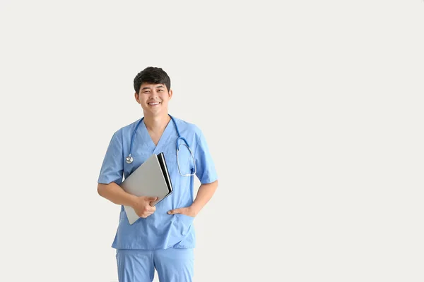 Asiatisk student vid Medical University inomhus — Stockfoto