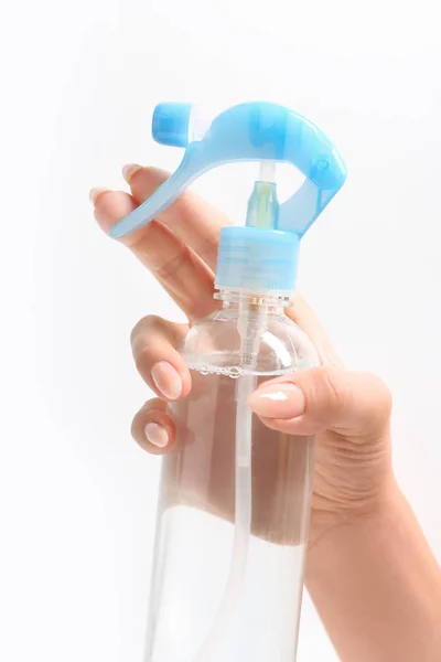 Θηλυκό χέρι με μπουκάλι αποσμητικό αέρα σε ανοιχτόχρωμο φόντο — Φωτογραφία Αρχείου