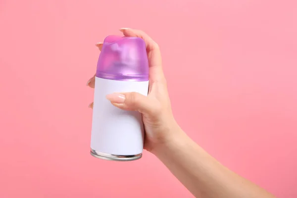 Tangan wanita dengan botol penyegar udara di latar belakang warna — Stok Foto