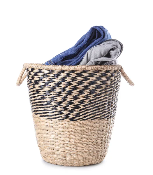 Korg med tvätt på vit bakgrund — Stockfoto