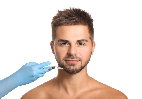 Hezký muž dostávající výplň injekce na bílém pozadí — Stock fotografie