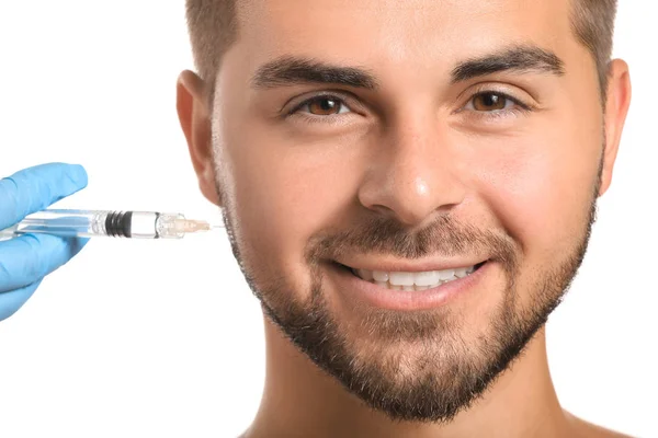 Bonito homem recebendo injeção de enchimento no fundo branco — Fotografia de Stock
