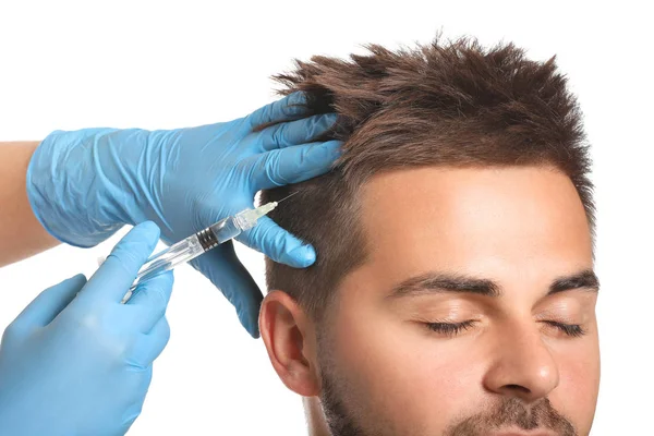 Man med håravfall problem att få injektion på vit bakgrund — Stockfoto