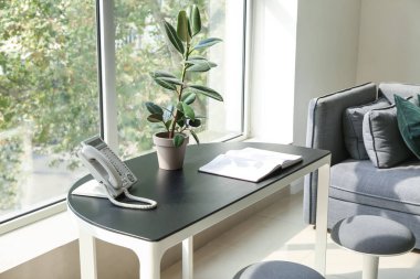 Düz pencereye yakın konforlu işyeri