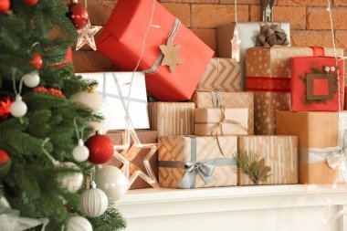 Odada şömine üzerinde güzel Noel hediyeleri