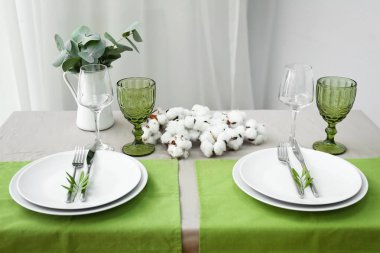 Çiçek desenli güzel bir masa.