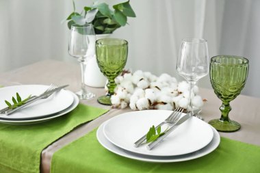 Çiçek desenli güzel bir masa.