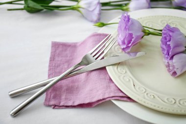 Beyaz arkaplanda çiçek dekoru olan güzel masa ayarları