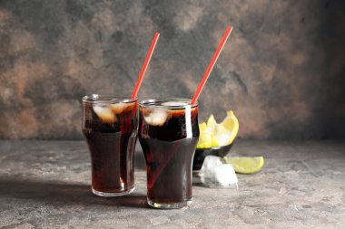 Grunge arka planda buzlu taze kola bardağı