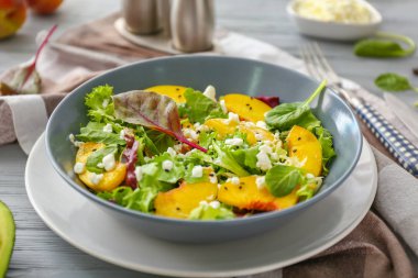 Masada lezzetli salata ile plaka