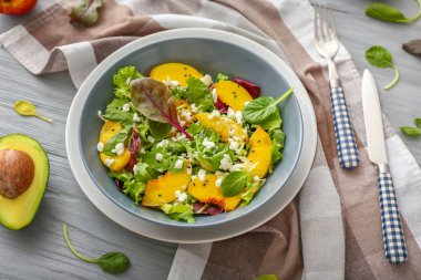 Masada lezzetli salata ile plaka