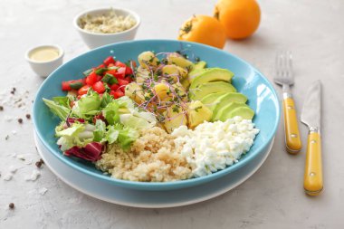 Grunge arka planda lezzetli salata ile Tabak