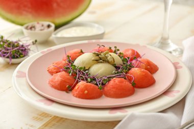 Masada lezzetli salata ile plaka