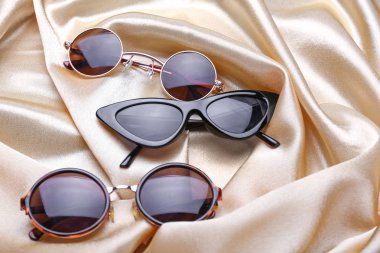 Renk arka plan üzerinde farklı şık güneş gözlüğü