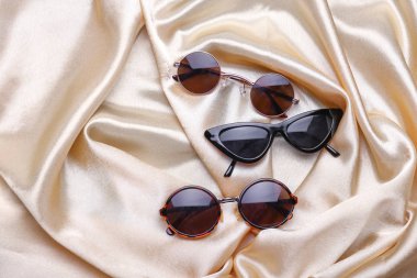 Renk arka plan üzerinde farklı şık güneş gözlüğü