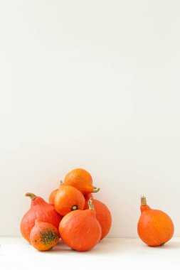 Beyaz arkaplanda taze balkabakları