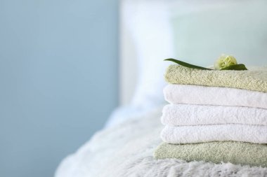 Yatakta temiz havlu yığını