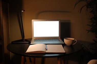 Akşam dizüstü bilgisayar ile modern işyeri