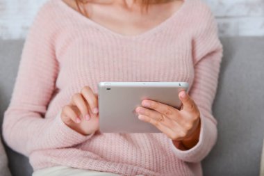 Evde modern tablet bilgisayar ile Kadın, closeup