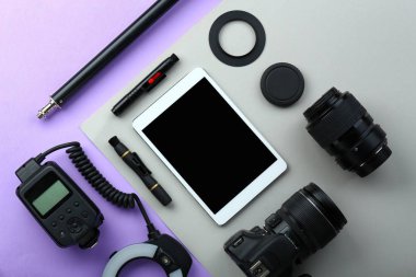 Renkli arka planda fotoğrafçı aksesuarları ile modern tablet bilgisayar