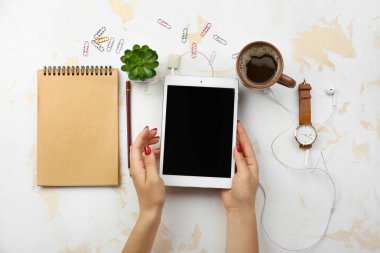 İşyerinde modern tablet bilgisayar ile Kadın, üst görünümü