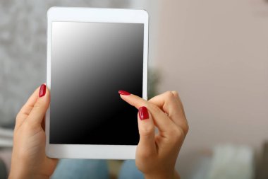Evde dinleniyor modern tablet bilgisayar ile genç kadın, closeup